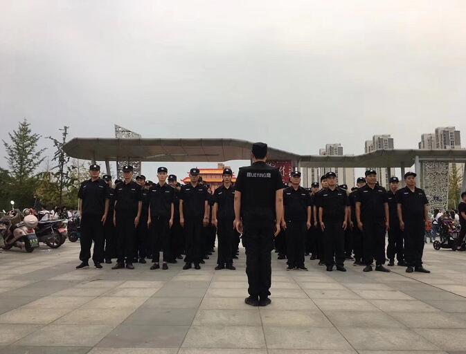 襄陽保安招聘公司保駕護航諸葛亮廣場文化旅游節(jié)活動現(xiàn)場