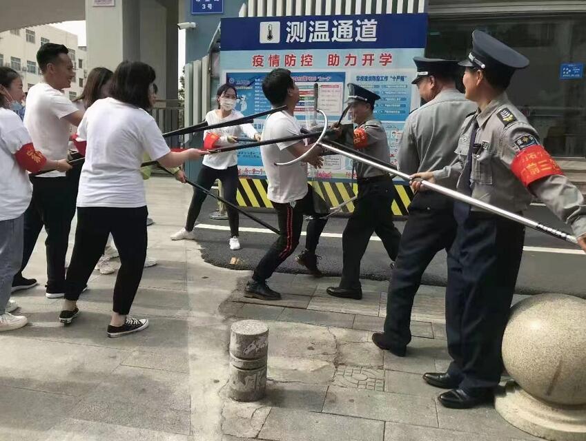 公安分局內(nèi)保大隊(duì)、獵鷹保安公司聯(lián)合開展校園反恐防暴演練活動(dòng)