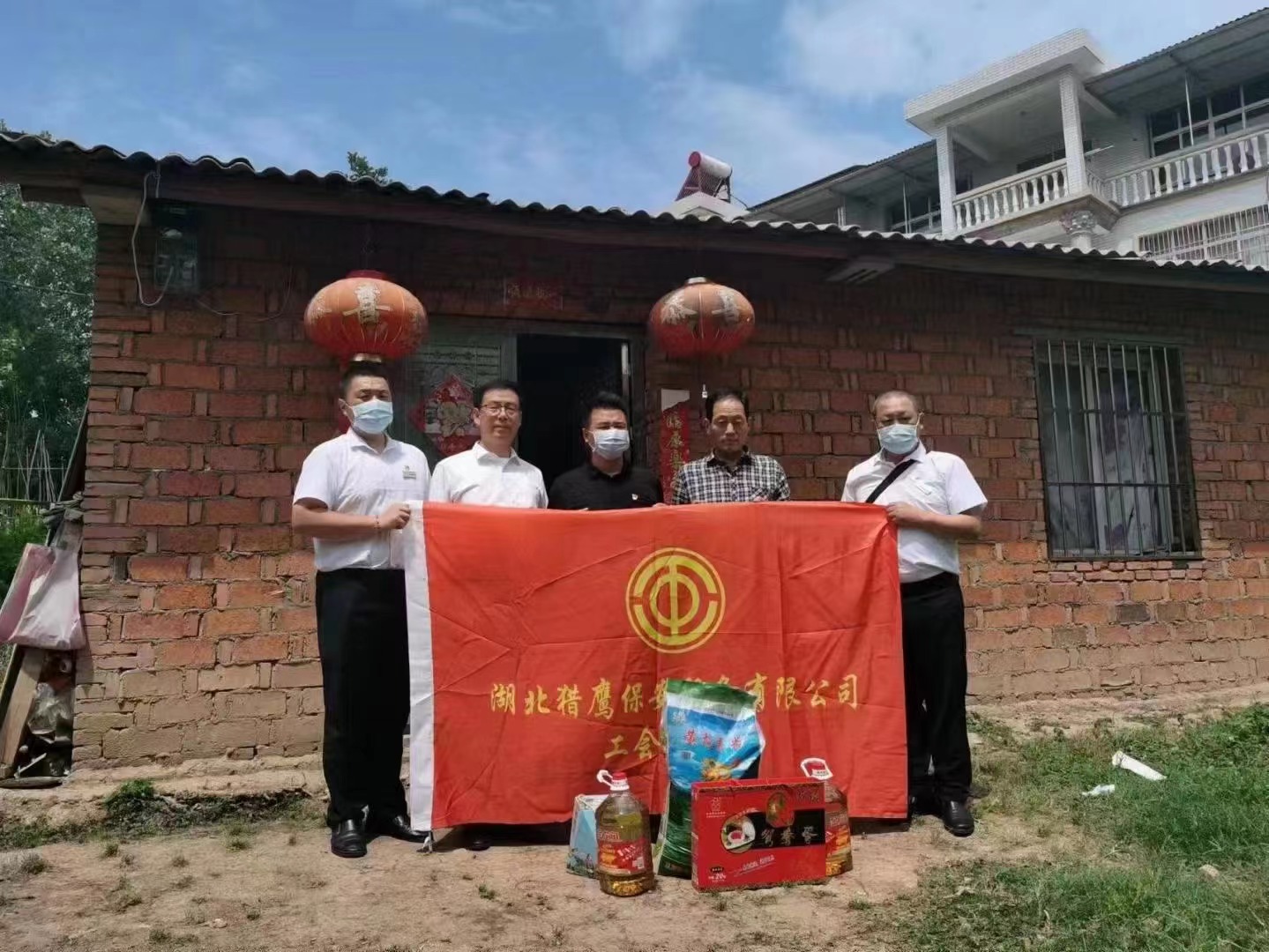 端午節(jié)將至，獵鷹企業(yè)組織員工走進(jìn)鄉(xiāng)村，為老人送去生活物資