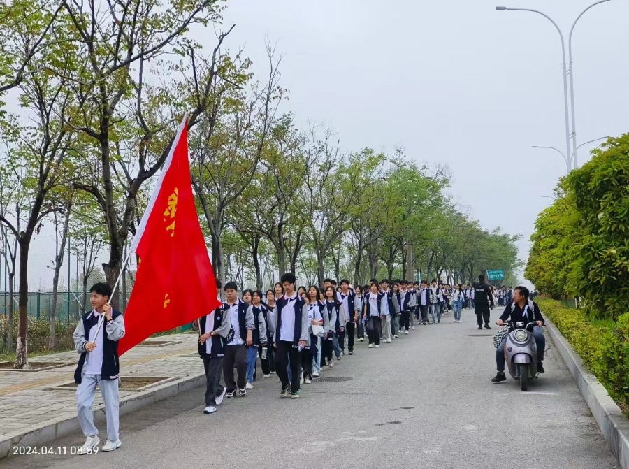 棗陽市師苑高中 春風伴研學，獵鷹保護航。