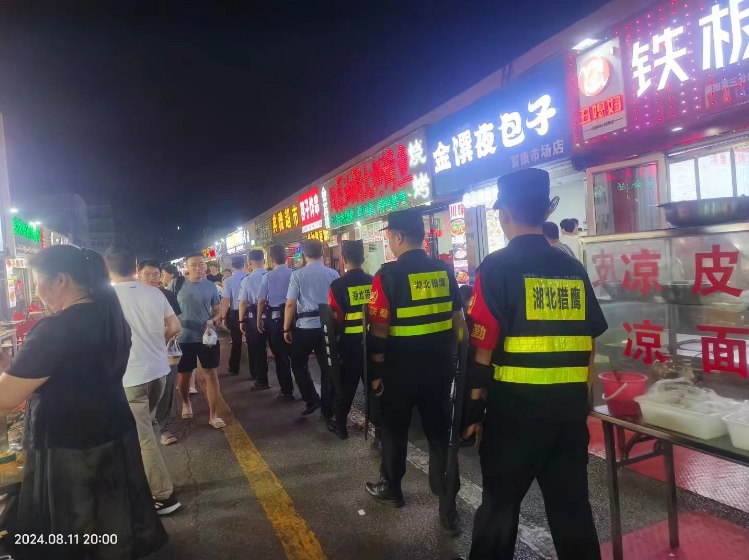 面對(duì)不同的工作環(huán)境和需求，保安工作人員該如何應(yīng)對(duì)？