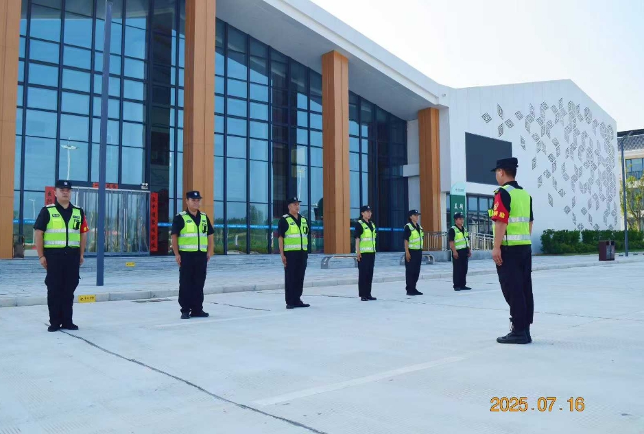 湖北獵鷹保安公司無畏“烤”驗(yàn)，開展交通指引手勢專題培訓(xùn)
